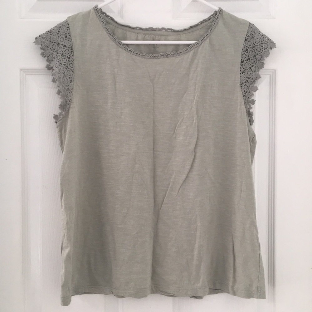 2/$15🦋 Green slub knit cotton tee.